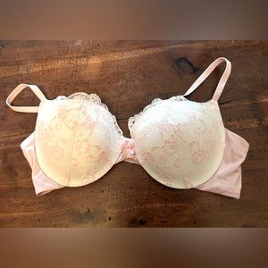 Maidenform bra with lace detailing
